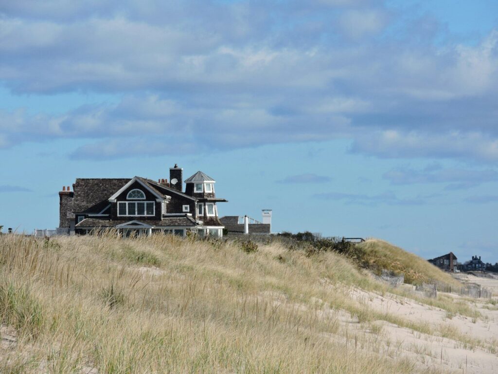 Photo by Sebastian Enrique a house on a hill